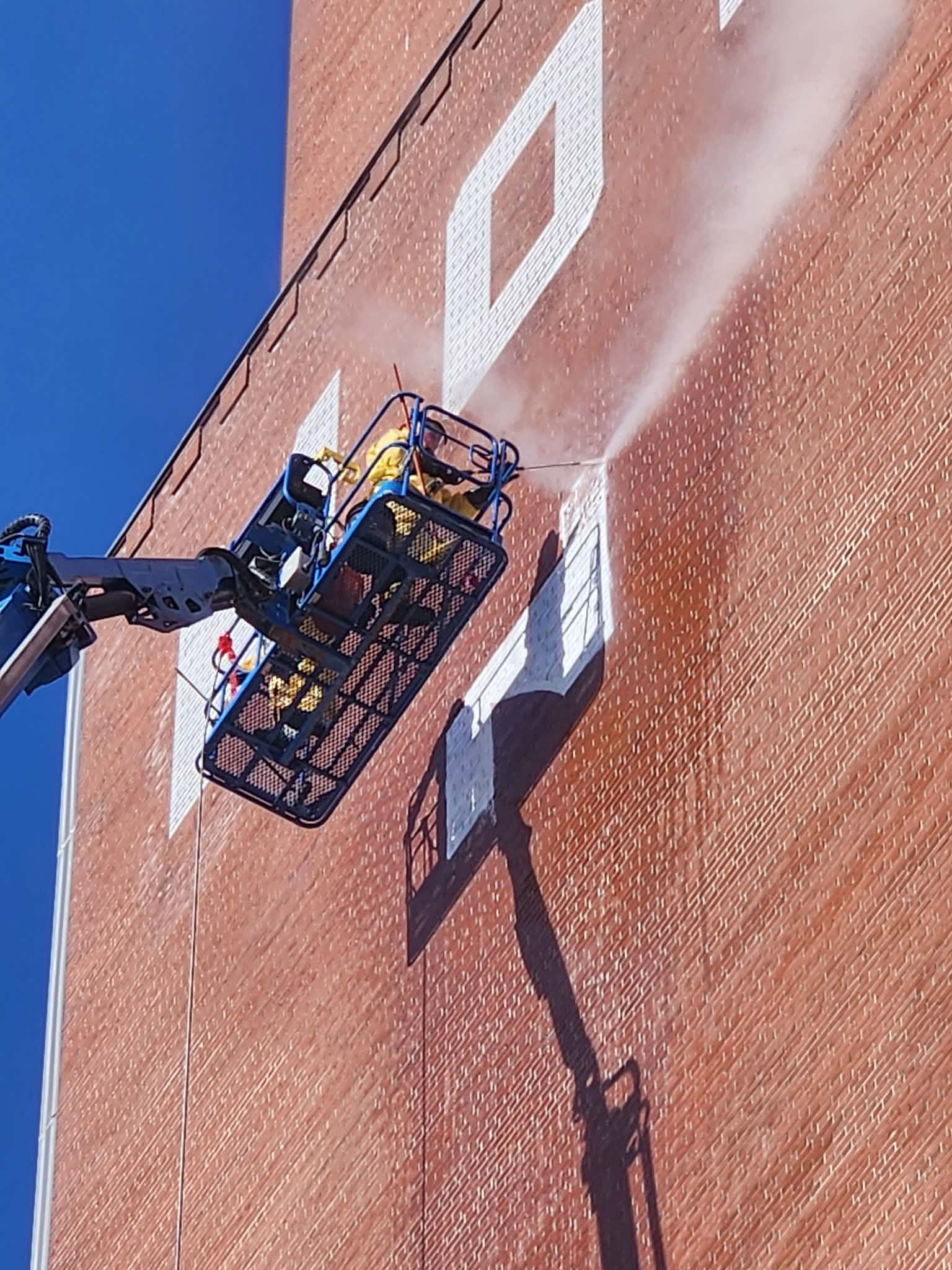 Avant — tour raffinerie Molson graffitis